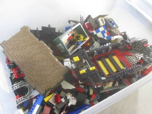 (G-1) Huge Assortment of Legos in Tote with Lid