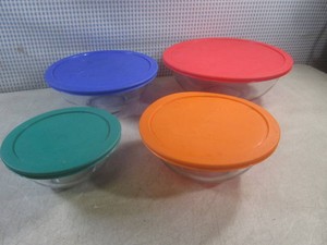(CS) Pyrex 4-Bowl Set with Lids 4 Qt  2.5 Qt  1.5 Qt  1 Qt