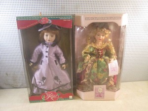 (CS) 2 Porcelain Dolls in Box