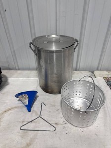 Aluminum Stock Pot, Strainer, Funnel, Hanger Lot