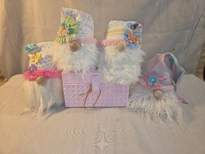 Lot of 4 Gnomes and decorative box
