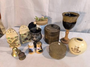 Mixed lot of ceramic,wood and brass pieces