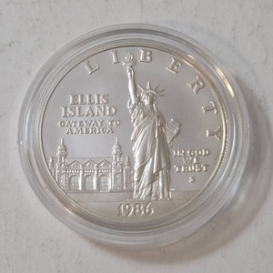 1986S Silver One  Dollar Round - US Proof  commemorating the Statue of Liberty Elliss Island Gateway to America. (1 Oz. Round 90% silver)