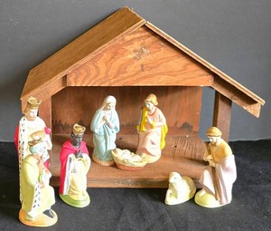 UL-BR2 - Nativity Stable Scene With 8 Figures
