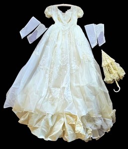 UL-BR1 - Vintage Wedding Gown With 2 Sleeve Options, Garter & Lace Parasol