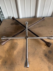 2 Crossed Shaped Lug Wrenches