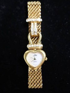Vintage Alto Heart-Shaped Gold Mesh Quartz Watch with Rhinestone Accents