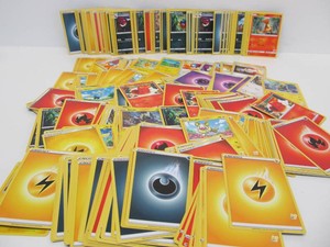 Lot of over 400 POKEMON Cards