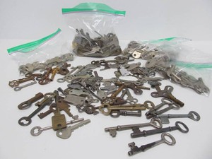 Large Collection of Assorted Vintage &amp Anique Keys - Approx 275 total