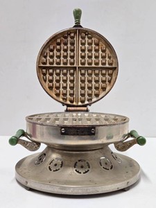 Nice Vintage BERSTED Electric Waffle Maker No. 224