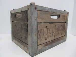 Nice Vintage 1950s MIDDLETOWN Dairy Crate