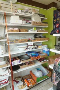 Small Housewares, Bakeware, Purses, Lamps, Collectibles