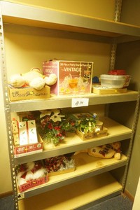 NewGently Used Christmas Decor and Kitchen Items