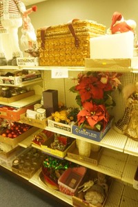 NewGently Used Christmas Decor, Collectibles, Kitchen Items, Gnomes, Florals