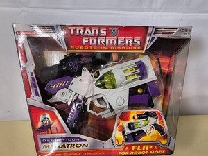 TRANSFORMERS Classic Voyager Class Megatron Nerf-style sci-fi pistol