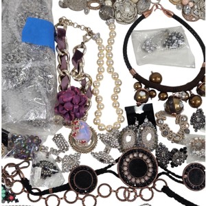 Large Bulk Lot of Costume Fashion Jewelry  Necklaces Bracelets Earrings Rings Beads