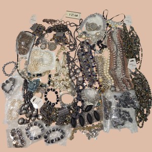 Large Bulk Fashion Costume Jewelry Lot  Necklaces Bracelets Pearls Beads Chains & Statement Pieces