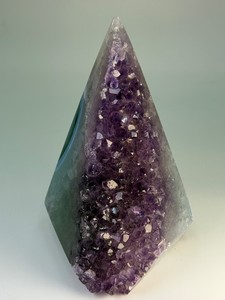 Rare Grade-AAA Uruguayan Deep Purple Amethyst Geode Tower Pyramid  Cut Base Crystal Specimen with Polished Natural Agate Border. (1 lb 13.1 oz  827 g)