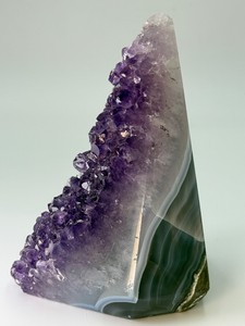 Rare Grade-AAA Uruguayan Deep Purple Amethyst Geode Tower Pyramid  Cut Base Crystal Specimen with Polished Natural Agate Border. (1 lb 13.1 oz  827 g)