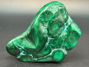Stunning Polished Malachite Freeform Specimen - Rare Vibrant Orbicular Concentric Banding Crystal Display. (1 lb 14.8 oz  874 g)