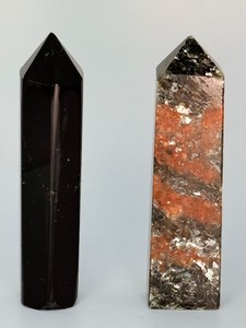 Pair of Natural Polished Crystal Towers 1 Black Obsidian &amp 1 Black Mica Biotite Obelisk. (5.8 oz  165 g)