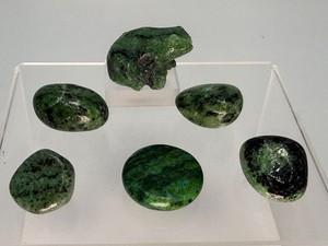 Natural Ruby Zoisite (Anyolite) Collection  5 Tumbled Stones &amp Hand-Carved Frog Figurine