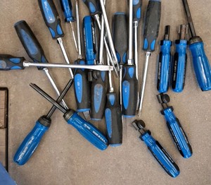 LARGE ASSORTMENT OF RATCHETING SCREW DRIVERS, AND MISC FLAT HEADED SCREWDRIVERS