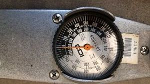 HEAVY DUTY DIAL TYPE TORQUE WRENCH.
