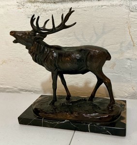 Patinated bronze elk sculpture mounted on a marble plinth