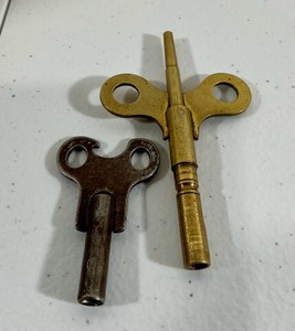 Lot of 2 vintage winding keys, brass clock key & steel toymusic box key