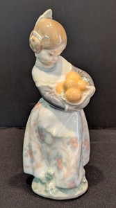 DR - Porcelain Figurine - Vintage Lladr #4841 Valencian Girl