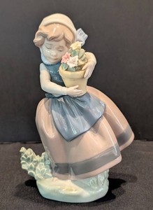 DR - Porcelain Figurine - Vintage Lladro Spring Is Here #5223 Retired