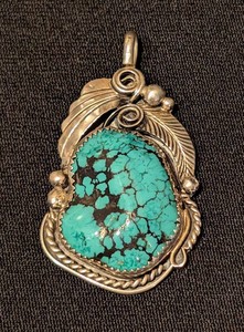 SR - Vintage Artisan Turquoise Pendant - Southwestern Silver-Tone Leaf & Rope Design