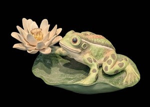 LR - Vintage Porcelain Frog Figurine - Boehm Frog on Lilypad 400-99