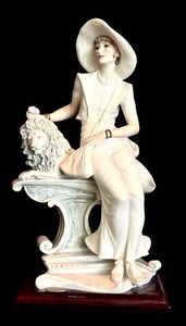 LR - Vintage Figurine - Florence Giuseppe Armani Ragazza Con Leone