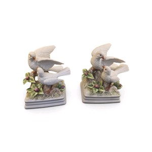 2 vintage Gorham porcelain bisque White Doves musical figurine. It is a collectible wind-up music box made in Japan, typically dating back to the late 1970s or 1980s