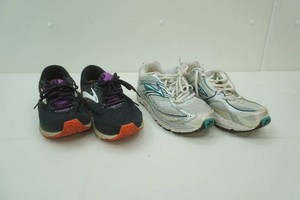 Womens Brooks Tennis Shoes (size 9)
