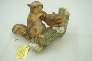 Vintage Homco Masterpiece Porcelain Figurine. Mother and Baby Squirrel circa 1980s