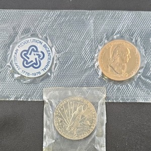 Lot of 2 Commemorative Coins  1972 George Washington Bicentennial Medal & 1988 Marshall Islands $5 Space Shuttle Discovery
