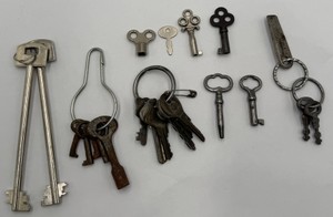 Lot of Vintage & Antique Skeleton Keys, Furniture Keys & Key Rings