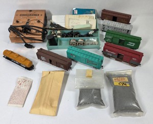 Lot of Vintage HO Scale Model Train Cars Walthers Tank Cars Modelpack Transformer & Parts