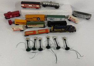 Lot of Vintage HO Scale Model Train Cars Santa Fe Union Pacific Texaco Baby Ruth & Street Lights