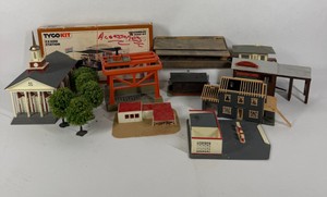Lot of Vintage HO Scale Model Railroad Buildings & Accessories Tyco Kit