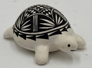 R.V. Histia Acoma NM Hand Painted Pottery Turtle Figurine