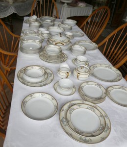 Massive 81 piece set of Wheelock Peoria china, Cameo pattern