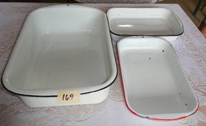 Two enamelware baking pans and a large roaster
