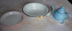 Enamelware teapot and bowl and a Pyrex pie plate