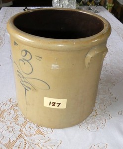 3 Gallon pottery crock in excellent condition