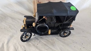 Franklin Mint 1913 Ford Model T, 116 Scale,(Plastic Axle does have a break as shown)