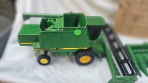 Ertl John Deere Maximizer Combine, 9500 with Plastic Corn Head